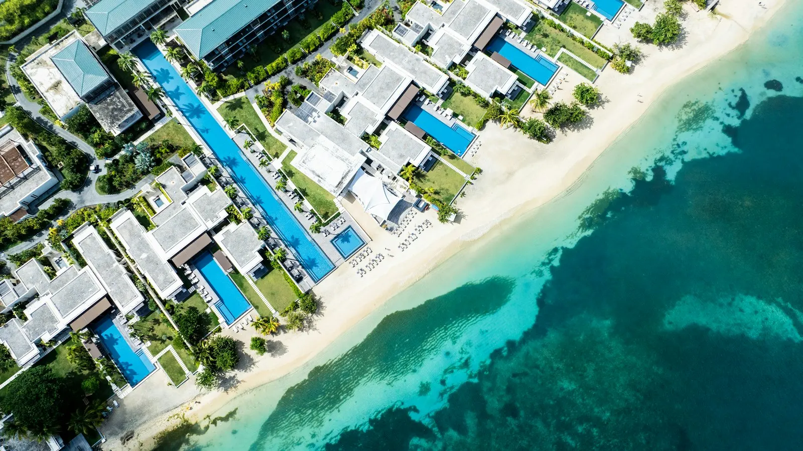 Vista aérea de un hotel frente al mar Caribe