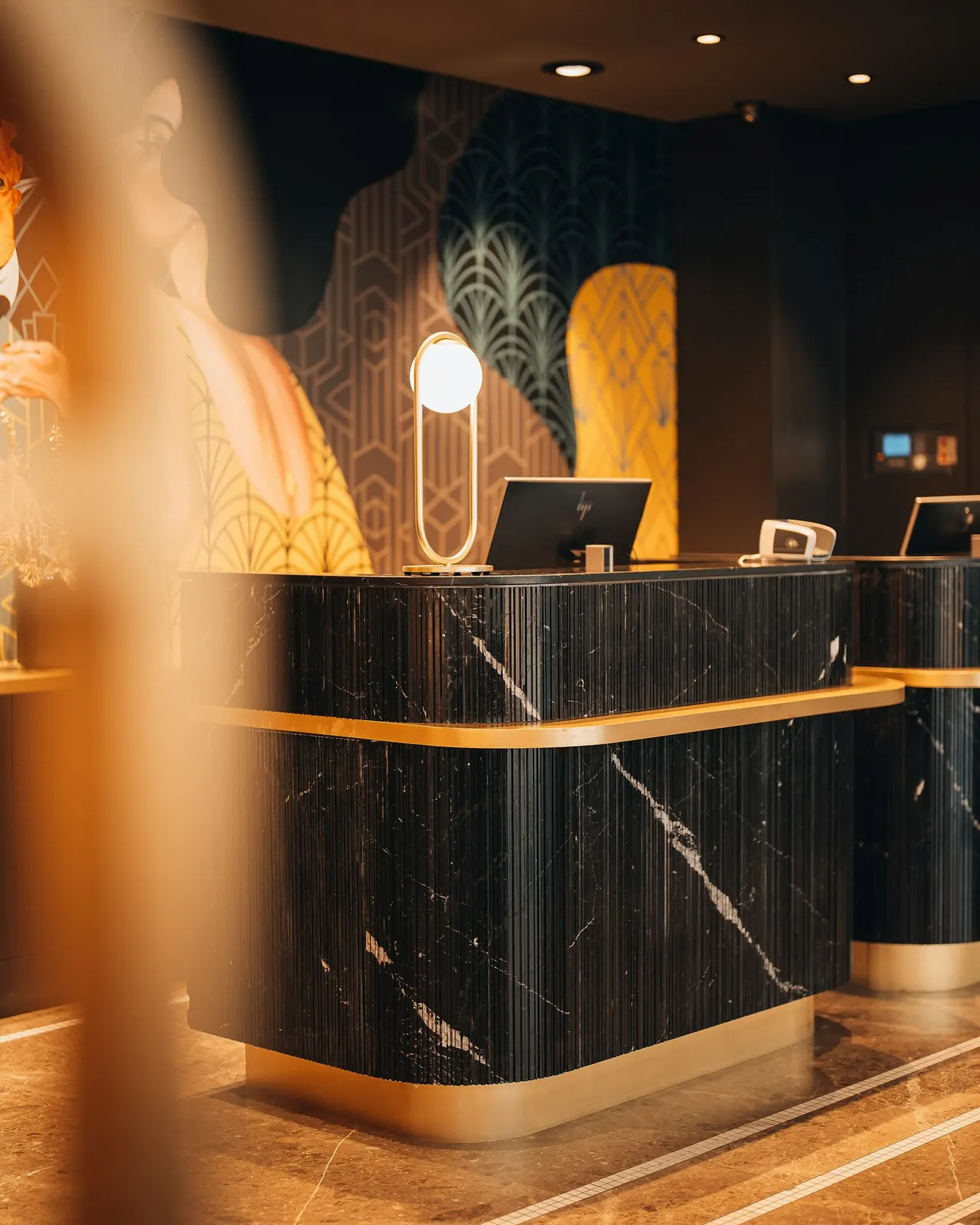 Mostrador de recepción de un hotel con una computadora