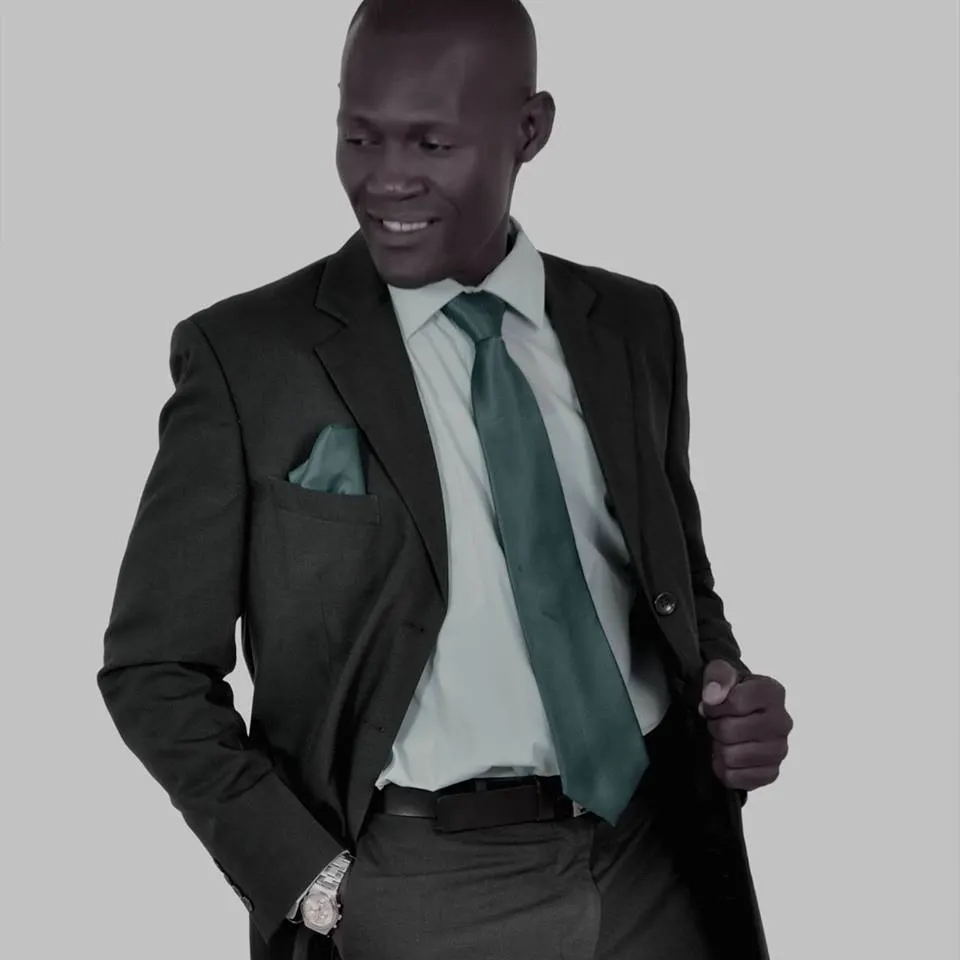 Nelson Yan de traje oscuro, foto de estudio